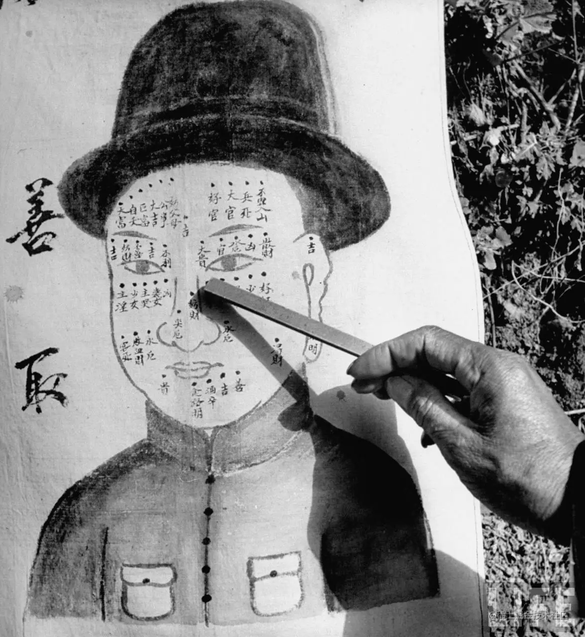 1947年，陕西。看痣相的.jpg