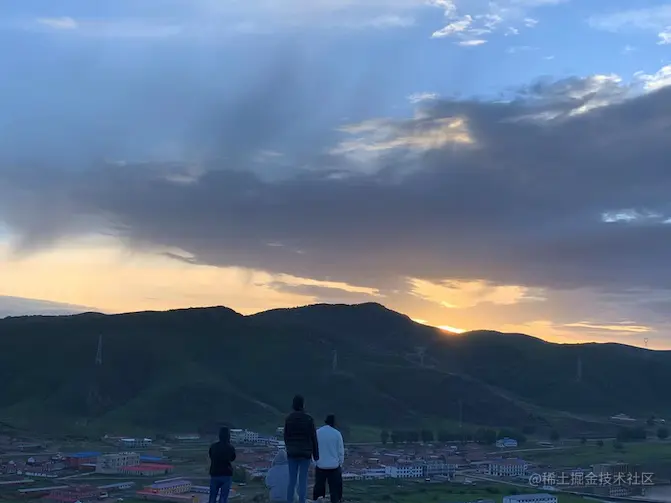  团建的时候和小伙伴凌晨四点爬起来看日出，吹了半小时风后看了个寂寞 