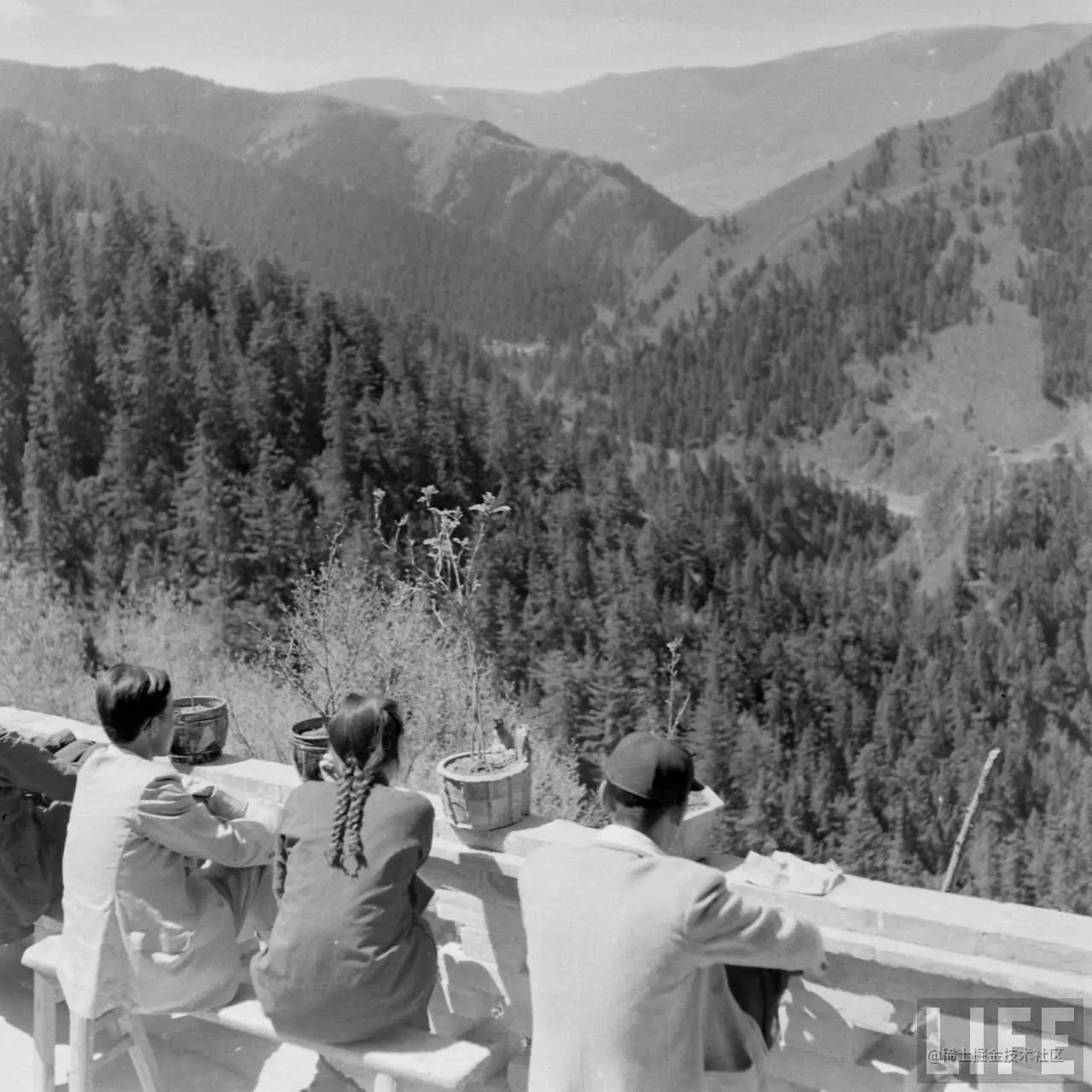 1947年，中国。几个中国人在路边歇脚，这儿风景不错，有为行人修建的石凳。.jpg