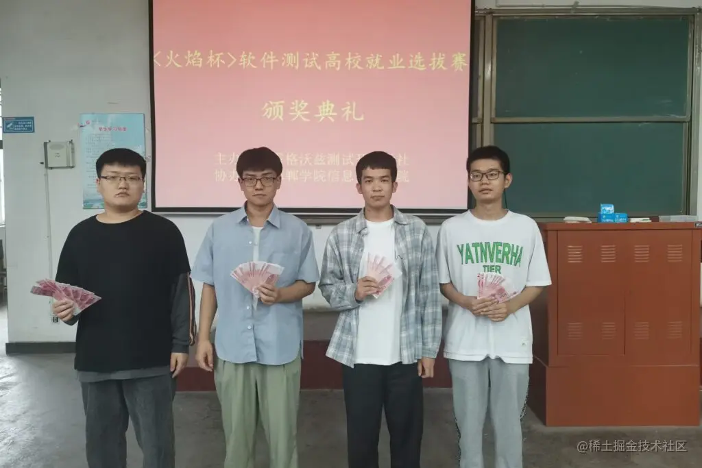 获奖学员领取现金.jpg