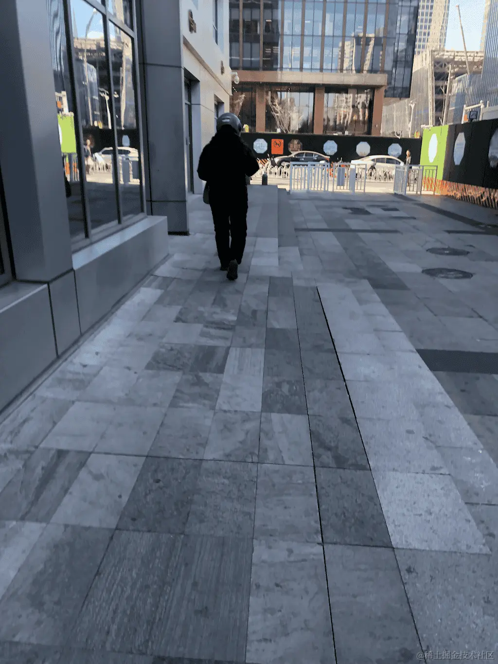 黑外套、黑裤子、黑鞋、蓝帽子